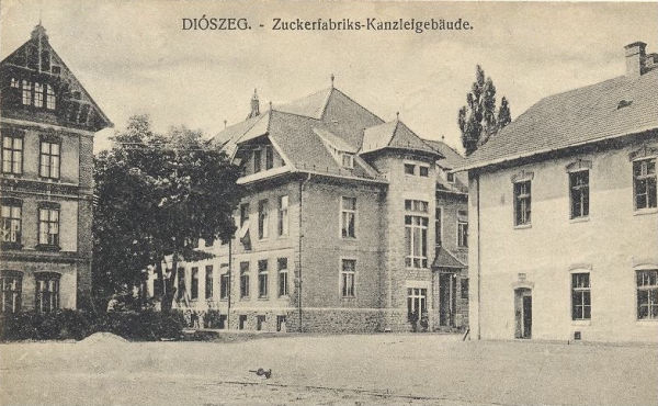 Nádvorie cukrovaru pri vstupnej báne na začiatku 20. storočia.