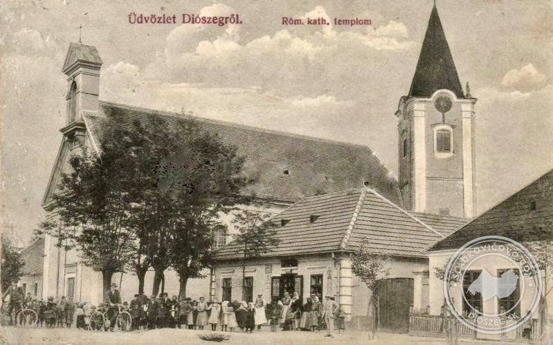 Okolo roku 1910 vznikla táto krásna fotografia, bola fotená buď v nedeľu po omši, alebo sa chýr o mieste fotografovania rozniesol po celej obci...