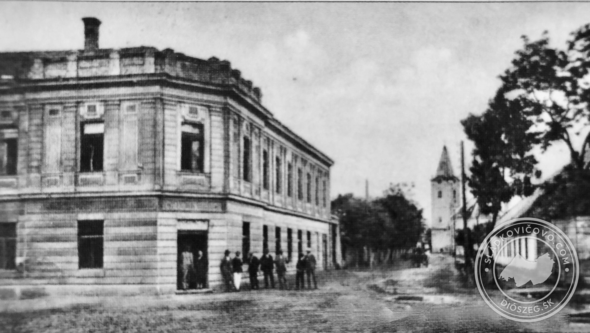Cukrovarská ulica asi v tridsiatych rokoch 20. storočia. Vľavo Wollnerov dom, na pozadí kostol. Za chrbtom fotografa (mimo záber) je budova kasína.