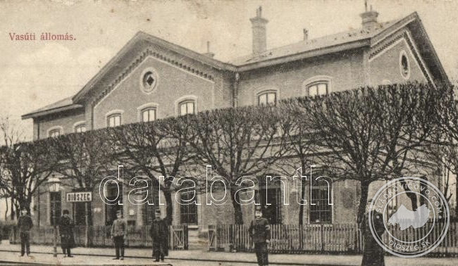 A vasútállomás a személyzettel a 20. század elején.