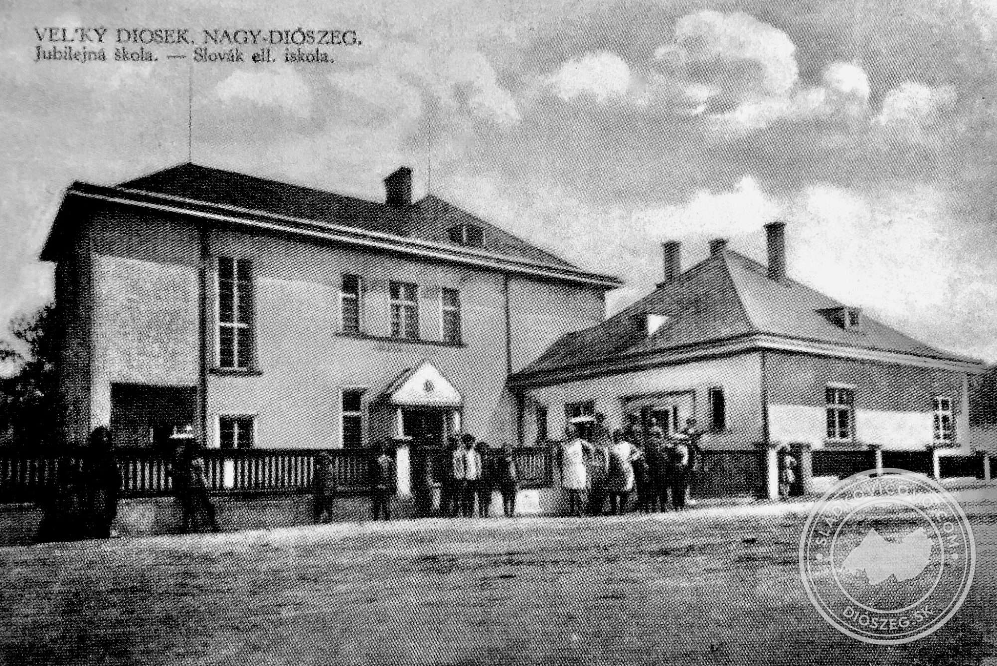 A múlt század harmincas éveiből származó képeslapon az Ábrahámi úti iskola látható.