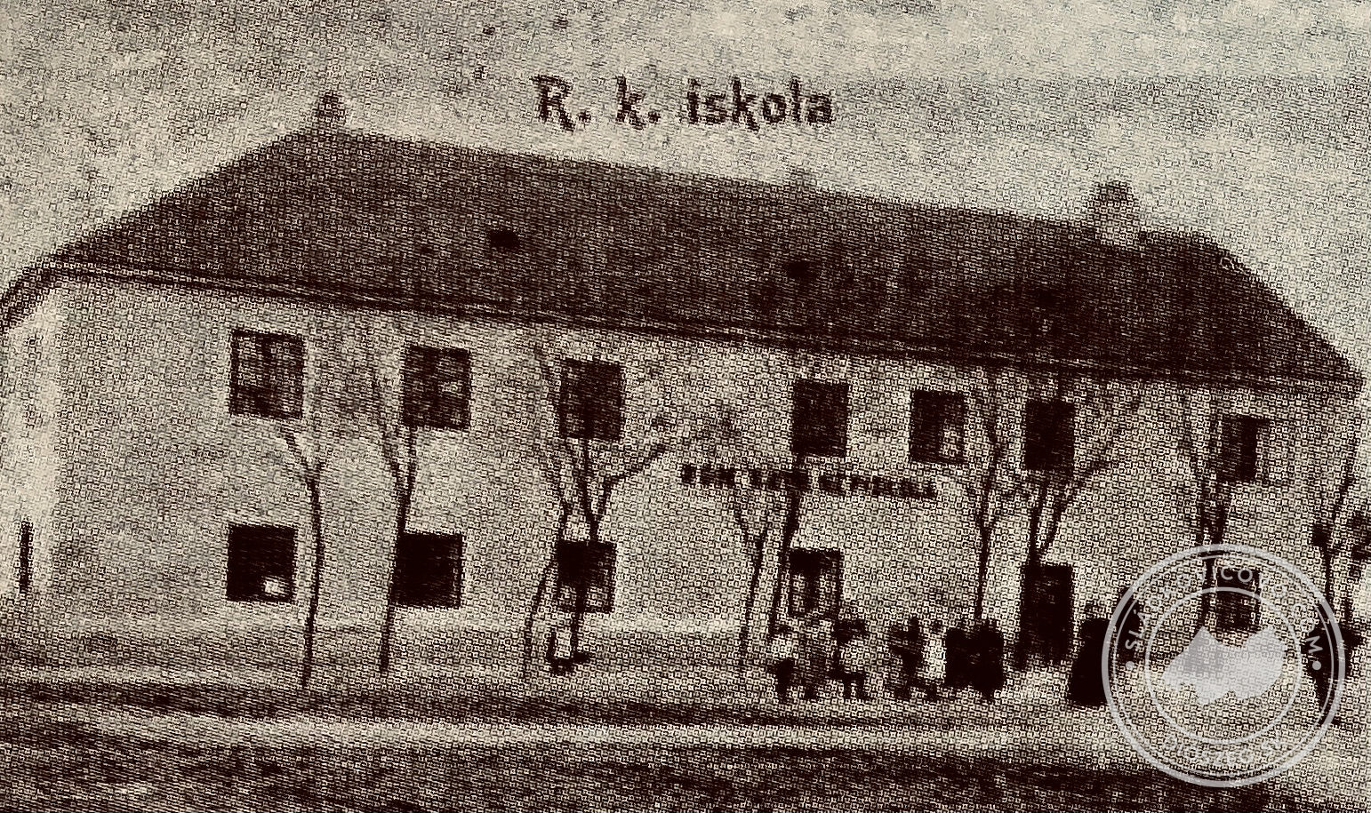 Római katolikus népiskola-Rímskokatolícka ľudová škola v poschodovom trakte starého kultúrneho domu na pohľadnici z konca 19. storočia.