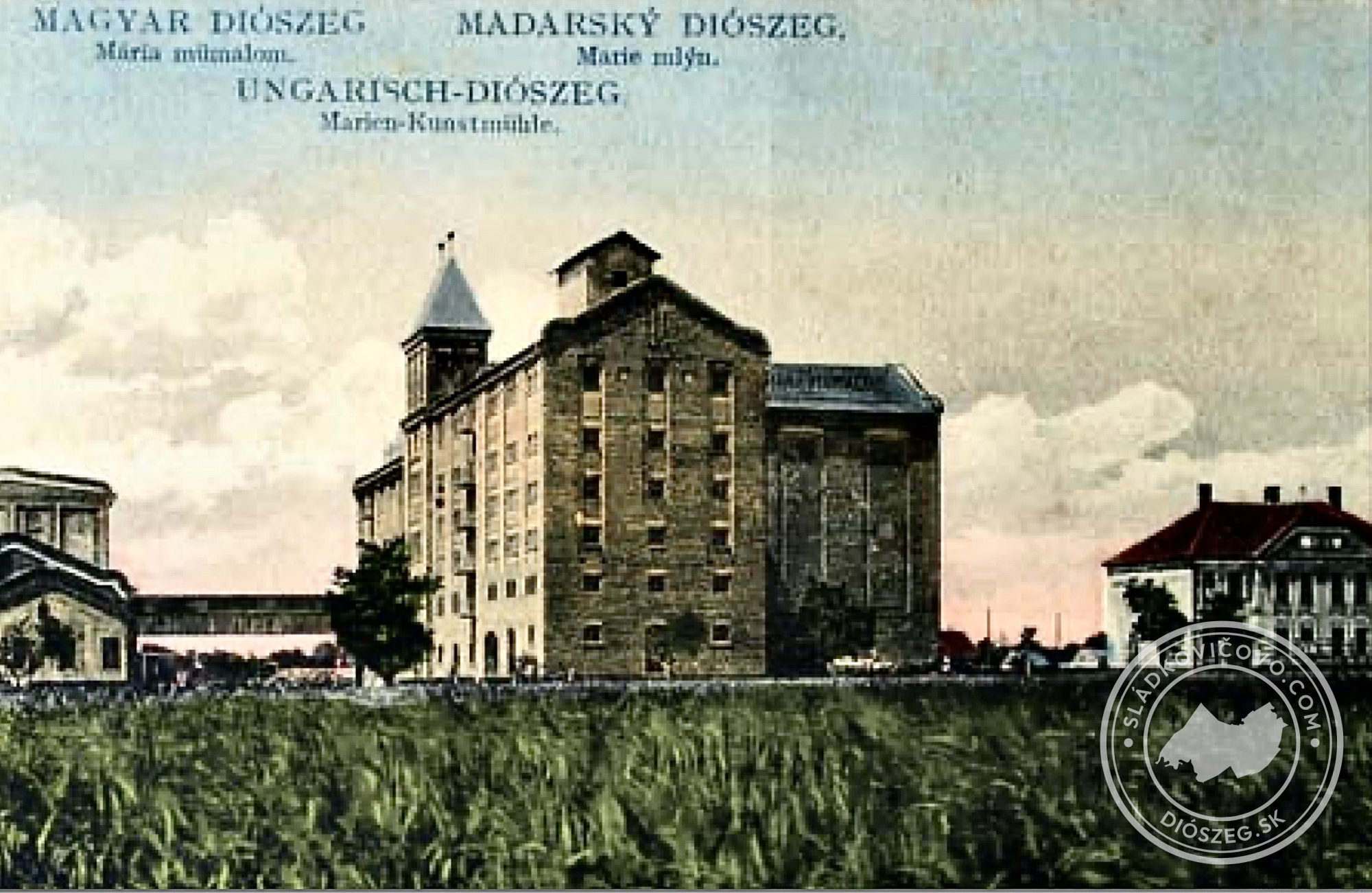 A Mária műmalom a Kosúti úton a 20. század húszas éveiben, egy színezett képeslapon. A fénykép jobb oldalán a szolgálati lakások épülete látható.