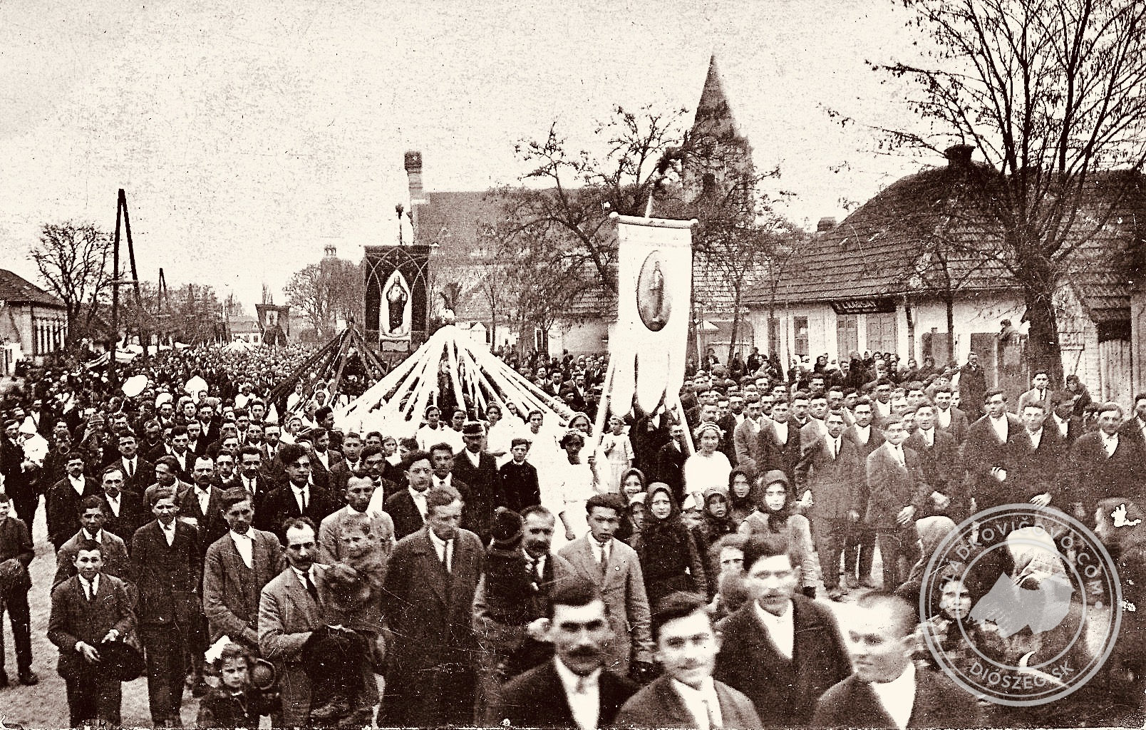 Procesia prechádza námestím asi v tridsiatych rokoch 20. storočia. Vpravo ten obchod je bývalé mäsiarstvo Karsay.