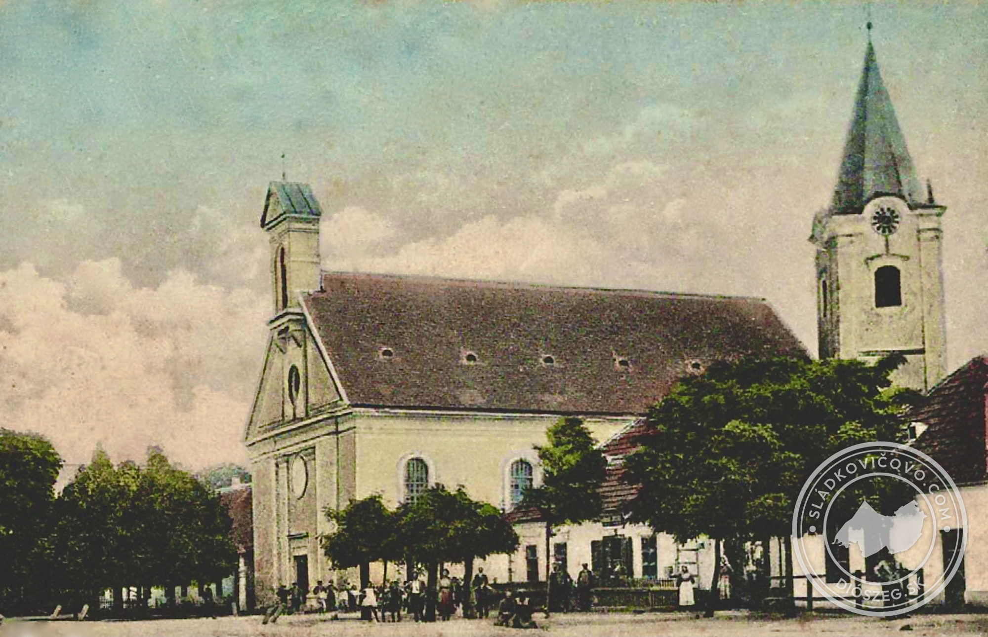 Rímskokatolícky kostol s časťou námestia na kolorovanej fotografii z roku 1924.