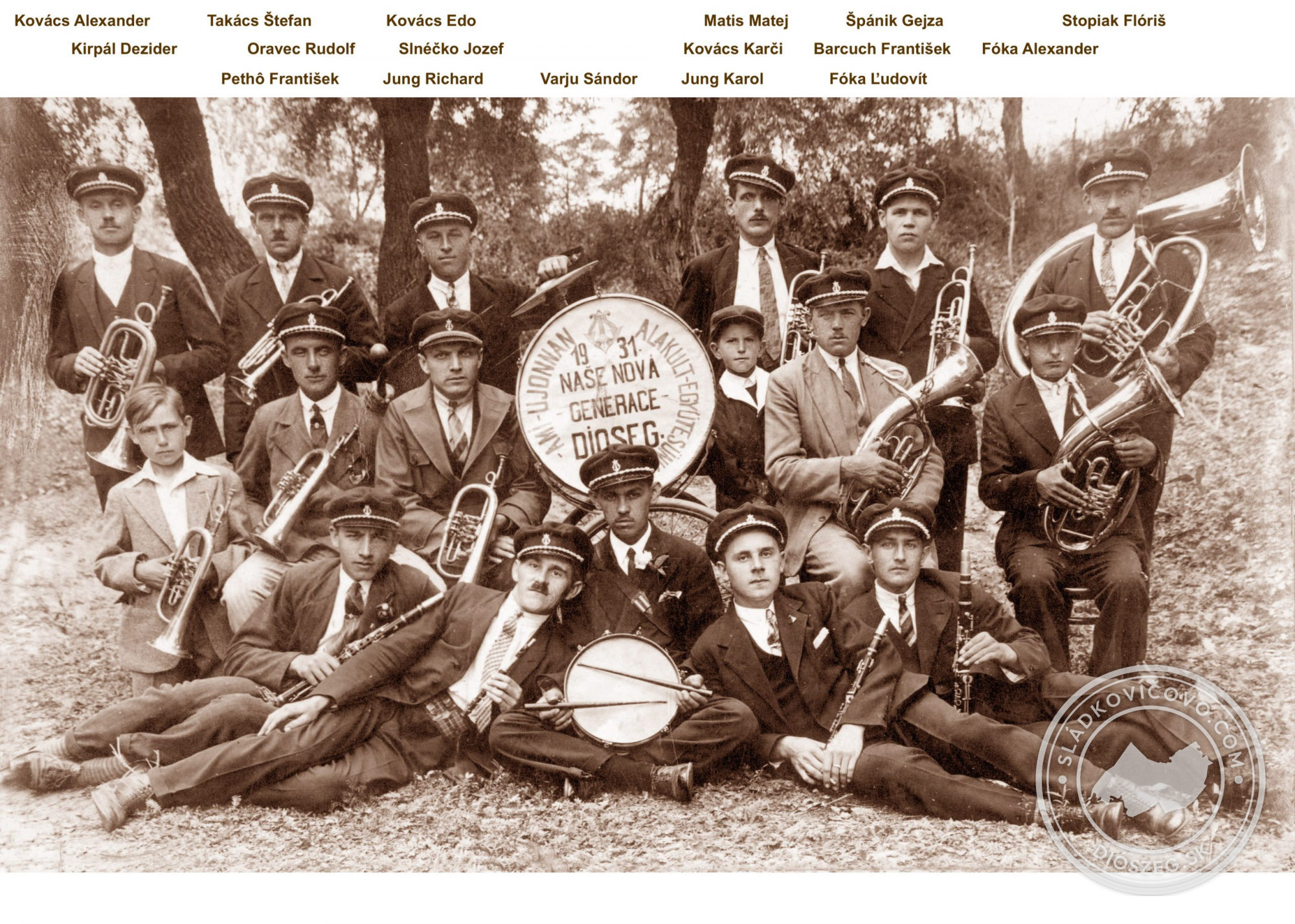 Diószegská dychovka na krásnej fotografii z roku 1931. Podľa nápisu z bubna je možné predpokladať, že dychovka v našom meste existovala aj skôr. Aj najmladší z fotografie by mal teraz vyše sto rokov.