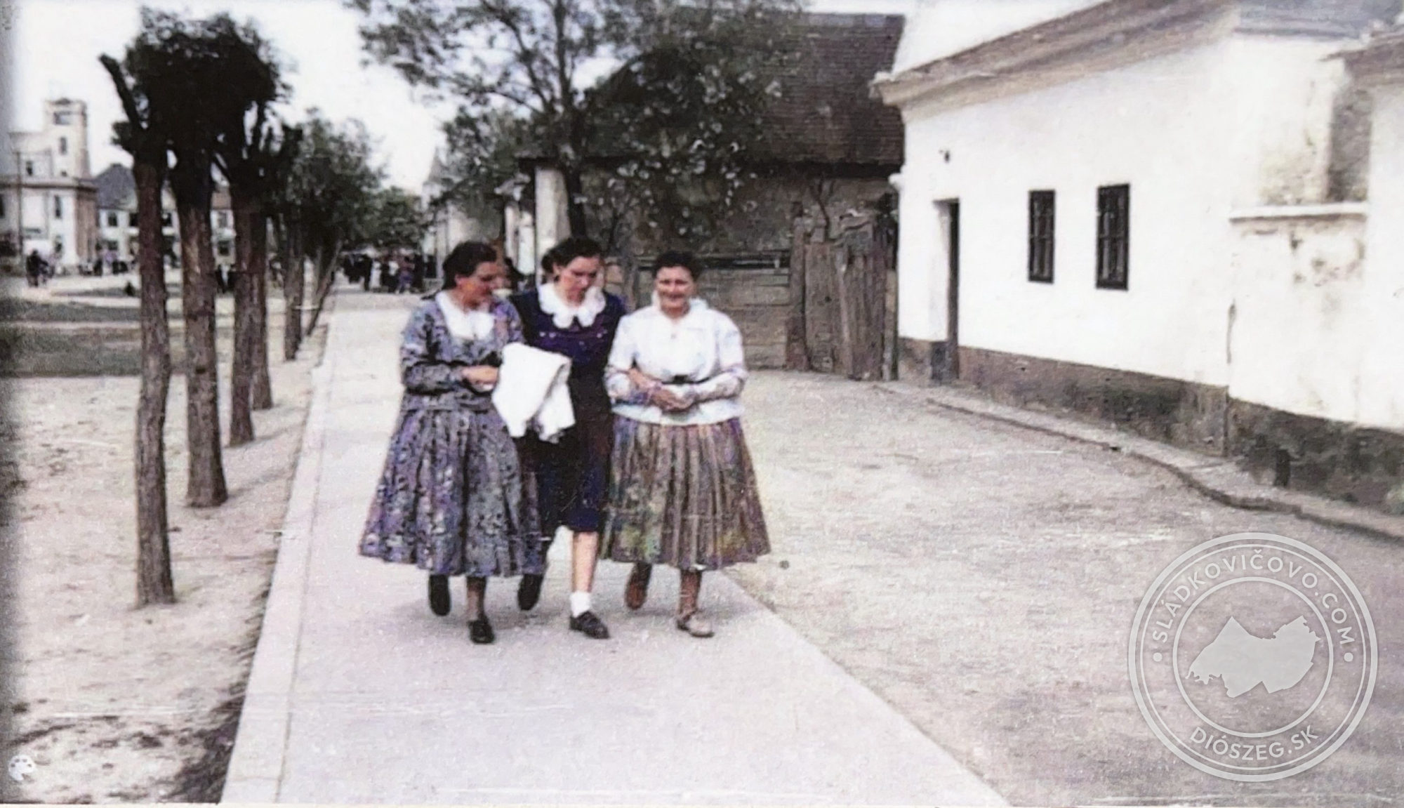 Časť Hlavnej ulice s pôvodnou zástavbou na kolorovanej fotografii z obdobia okolo roku 1950.