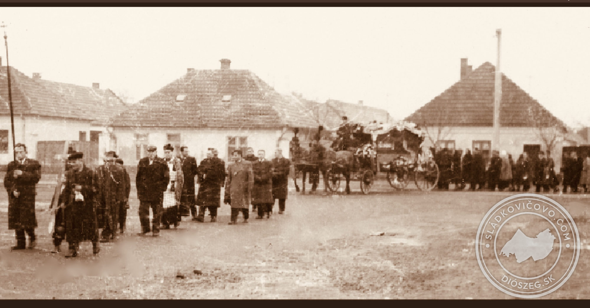 Pohrebný sprievod odbočuje na námestí z Hlavnej ulice smerom na Abrahámsku cestu na fotografii z konca 50. rokov 20. storočia.