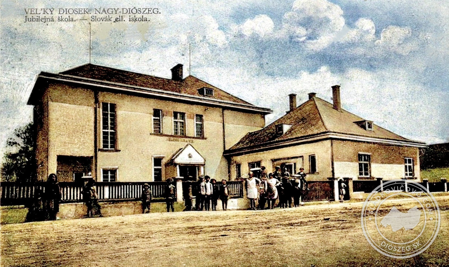 Budova Základnej školy na Ábrahámskej ceste s prístavbou riaditeľského bytu na kolorovanej pohľadnici z prvej poloviny 20. storočia.