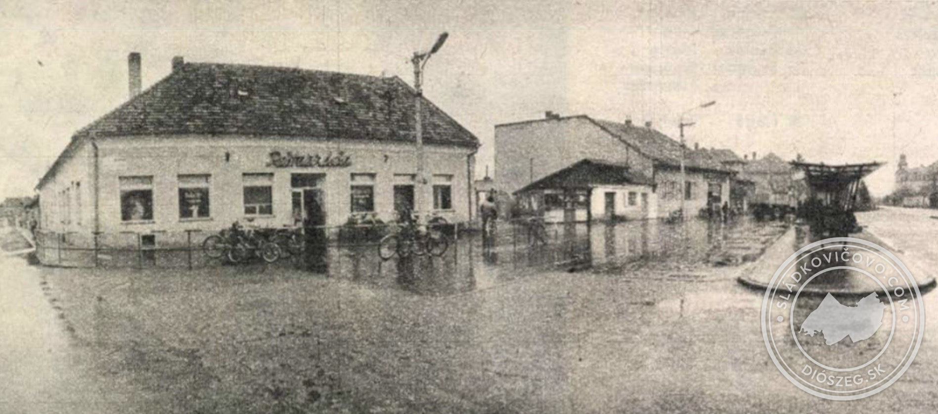 Najznámejšia krčma mesta s honosným nápisom Reštaurácia.